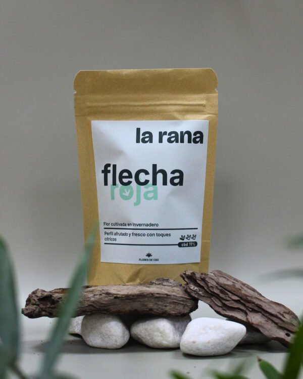 Flor de CBD Flecha Roja cultivada en invernadero, con aroma afrutado y fresco y ligeros toques cítricos.