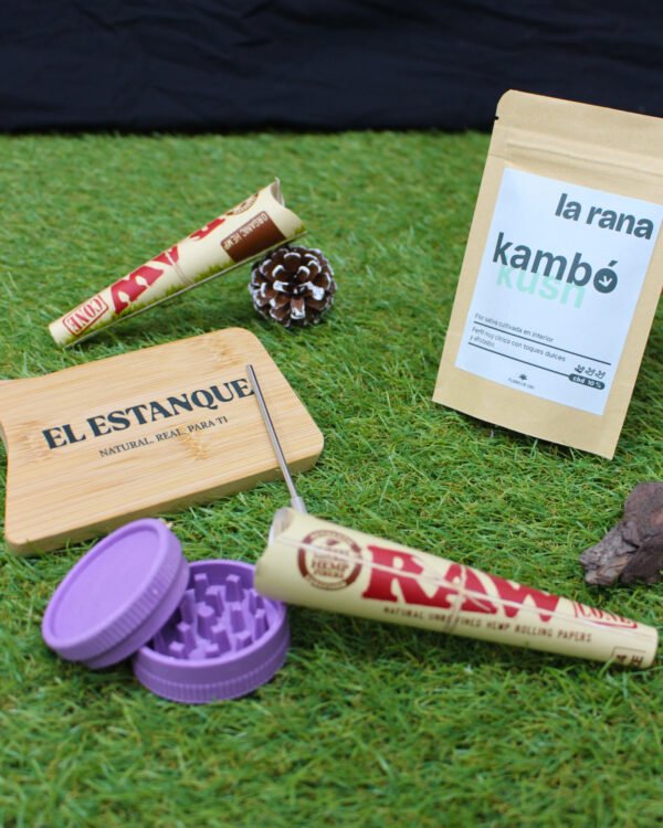 Pack Básico de Flores de CBD con bandeja de bambú, grinder, conos RAW y flores MiniMum y Kambó Kush.
