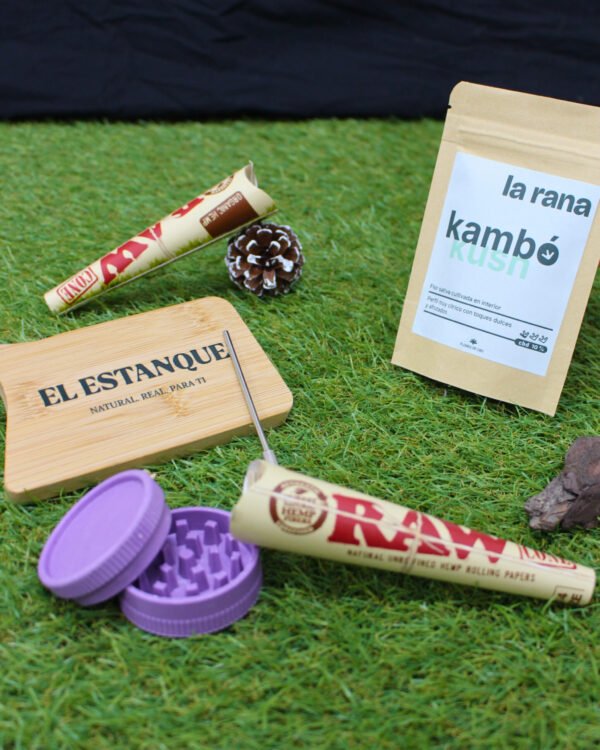 Pack Básico de Flores de CBD con bandeja de bambú, grinder, conos RAW y flores MiniMum y Kambó Kush.